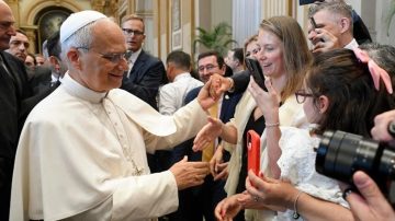 León XIV instó a los gobiernos a promover el bien común y combatir desigualdades