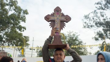 Peregrino desde hace 40 años, financia sus viajes a Mailin vendiendo pan casero, empanadas y locro