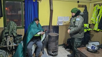 Mendoza: camionero casi se congela en plena ruta y los gendarmes lo salvaron