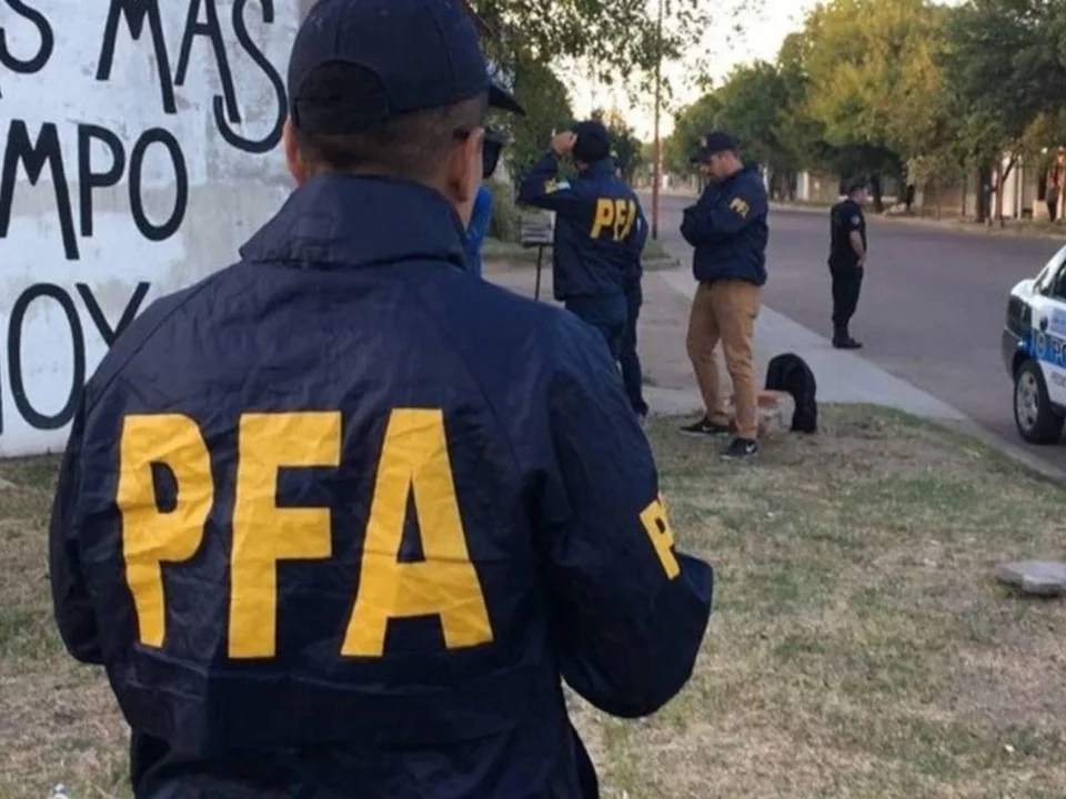Un policía mató de un disparo a un ladrón, hirió a otros dos y hay un niño 7 años grave