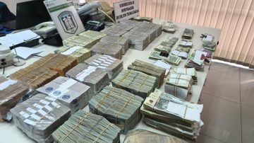 Millones en efectivo, armas y laptops: cae banda que desviaba fondos públicos