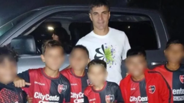 Rivales y también enemigos: Newell’s sancionó a niños de 9 años por sacarse una foto con Ignacio Malcorra
