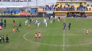 VIDEO | Un jugador desmayado, otro detenido y un final escandaloso en Dock Sud vs. Sacachispas
