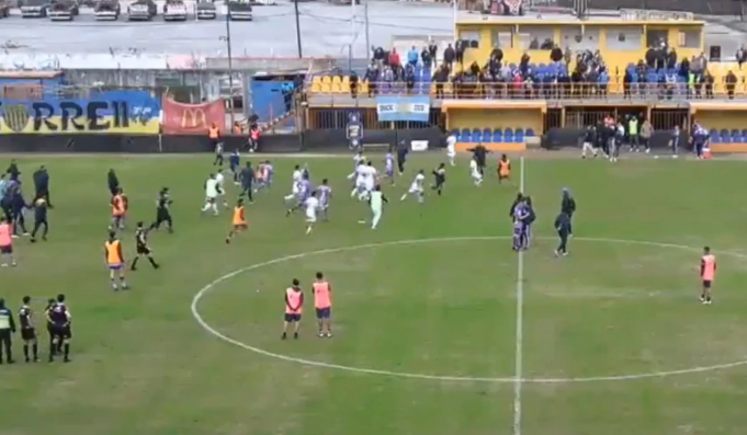 VIDEO | Un jugador desmayado, otro detenido y un final escandaloso en Dock Sud vs. Sacachispas