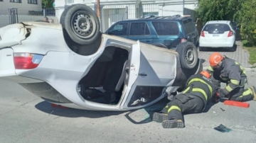 Una joven perdió el control de su auto y volcó: bomberos tuvieron que intervenir para rescatarla