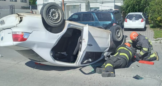 Una joven perdió el control de su auto y volcó: bomberos tuvieron que intervenir para rescatarla