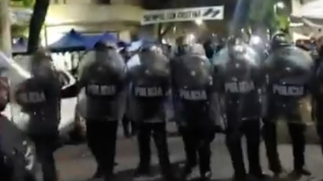 En plena madrugada, desalojaron a militantes que acampaban frente al departamento de Cristina Kirchner