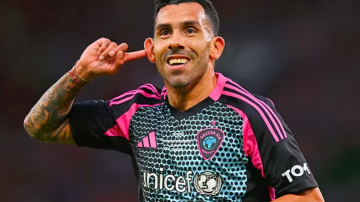 Show de goles y ovación para Carlos Tevez: anotó cuatro en un partido benéfico