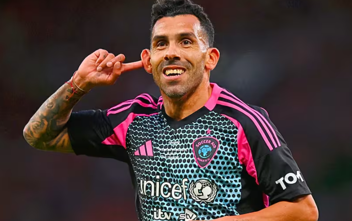 Show de goles y ovación para Carlos Tevez: anotó cuatro en un partido benéfico