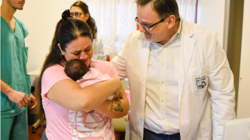 Histórico procedimiento en el Garrahan: nació una beba que fue operada dentro del útero de su madre