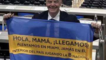 No es meme: Gianni Infantino posó con una bandera de Boca burlándose de River y generó un escándalo
