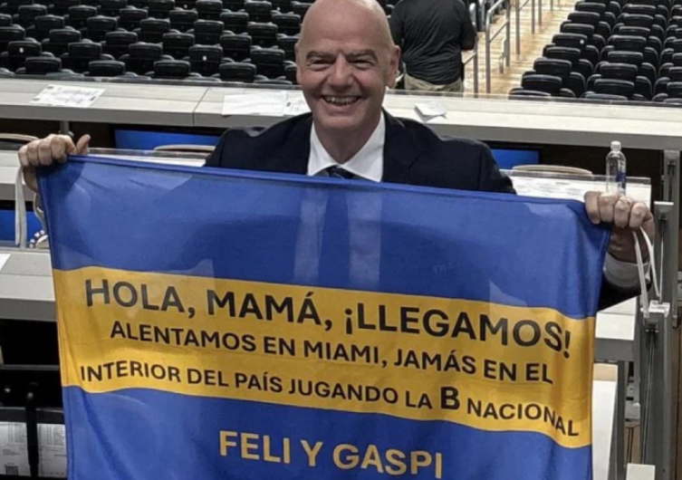 No es meme: Gianni Infantino posó con una bandera de Boca burlándose de River y generó un escándalo