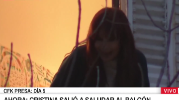 Cristina Kirchner volvió a salir al balcón para saludar a la militancia