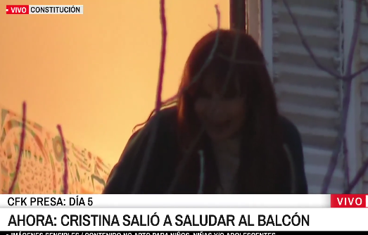 Cristina Kirchner volvió a salir al balcón para saludar a la militancia
