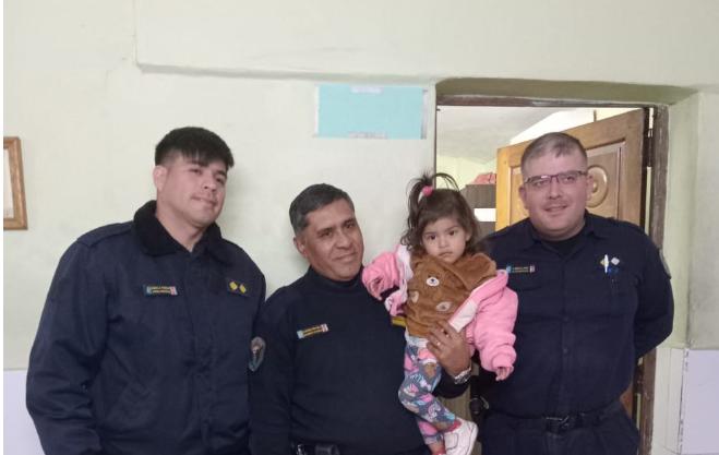 Policías salvaron a una nena que se ahogaba con un trozo de manzana