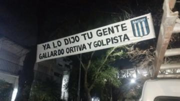 Escándalo en Racing: colgaron pasacalles contra Salas y Maravilla Martínez le dio like a las fotos