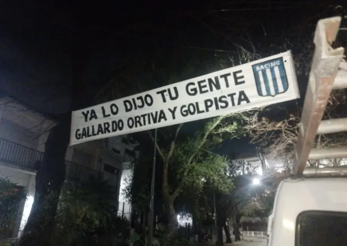 Escándalo en Racing: colgaron pasacalles contra Salas y Maravilla Martínez le dio like a las fotos