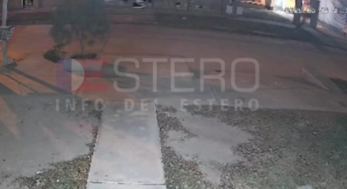 VIDEO | Una joven fue salvajemente asaltada por motochorros que la arrastraron para robarle su celular