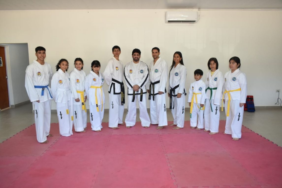 Niños y jóvenes de Colonia El Simbolar rindieron examen en la Escuela Municipal de Taekwondo