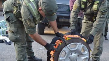 Detienen a una mujer que conducía una camioneta con los cuatro neumáticos rellenos de 49 kilos de cocaína