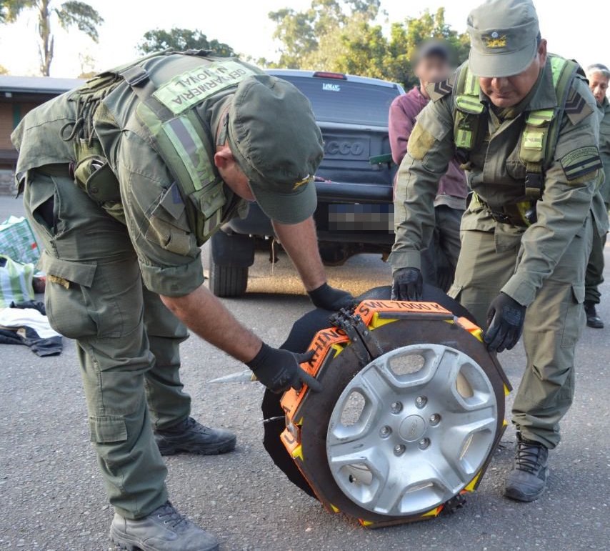 Detienen a una mujer que conducía una camioneta con los cuatro neumáticos rellenos de 49 kilos de cocaína