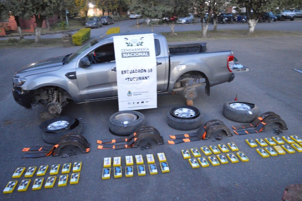Detienen a una mujer que transportaba 49 kilos de cocaína en los neumáticos de su 4×4
