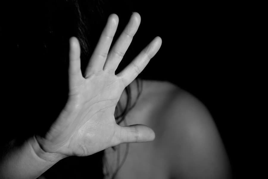 Sus hijos menores de edad la auxiliaron en medio de una paliza de su ex