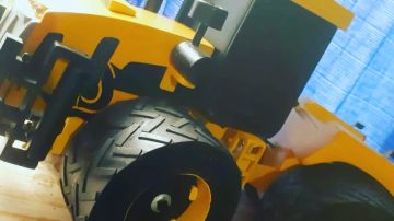 Tractores de madera y recuerdos de gasoil: la pasión artesanal de Pablo Gómez