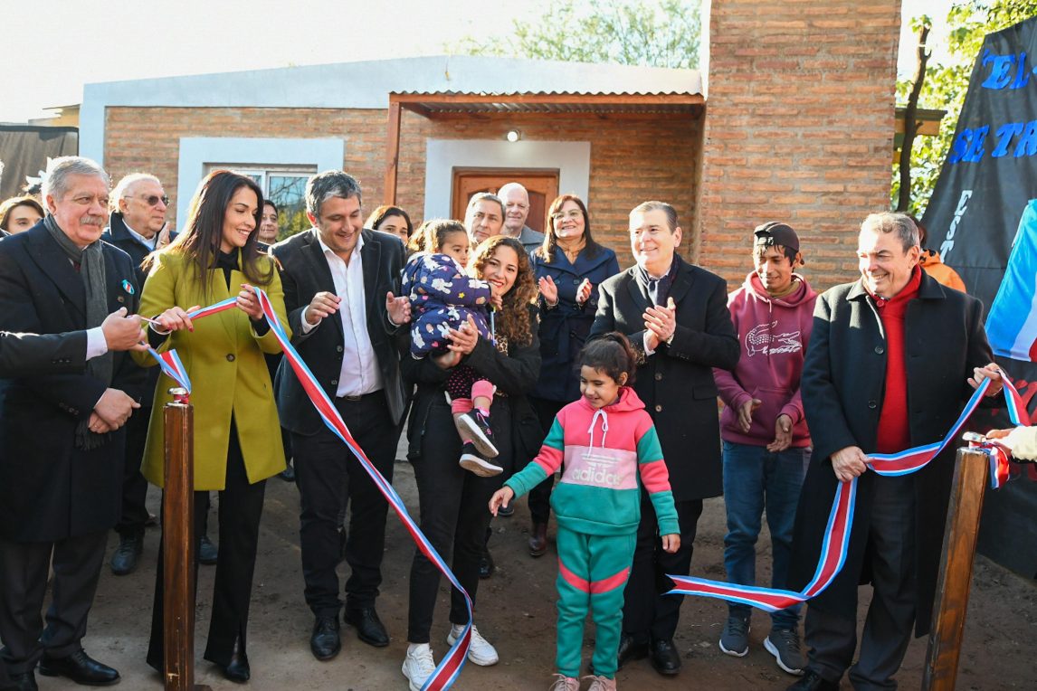 Zamora entregó 32 viviendas sociales para familias del departamento Choya