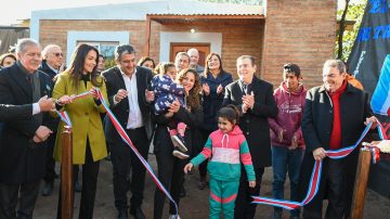 Zamora entregó 32 viviendas sociales para familias del departamento Choya
