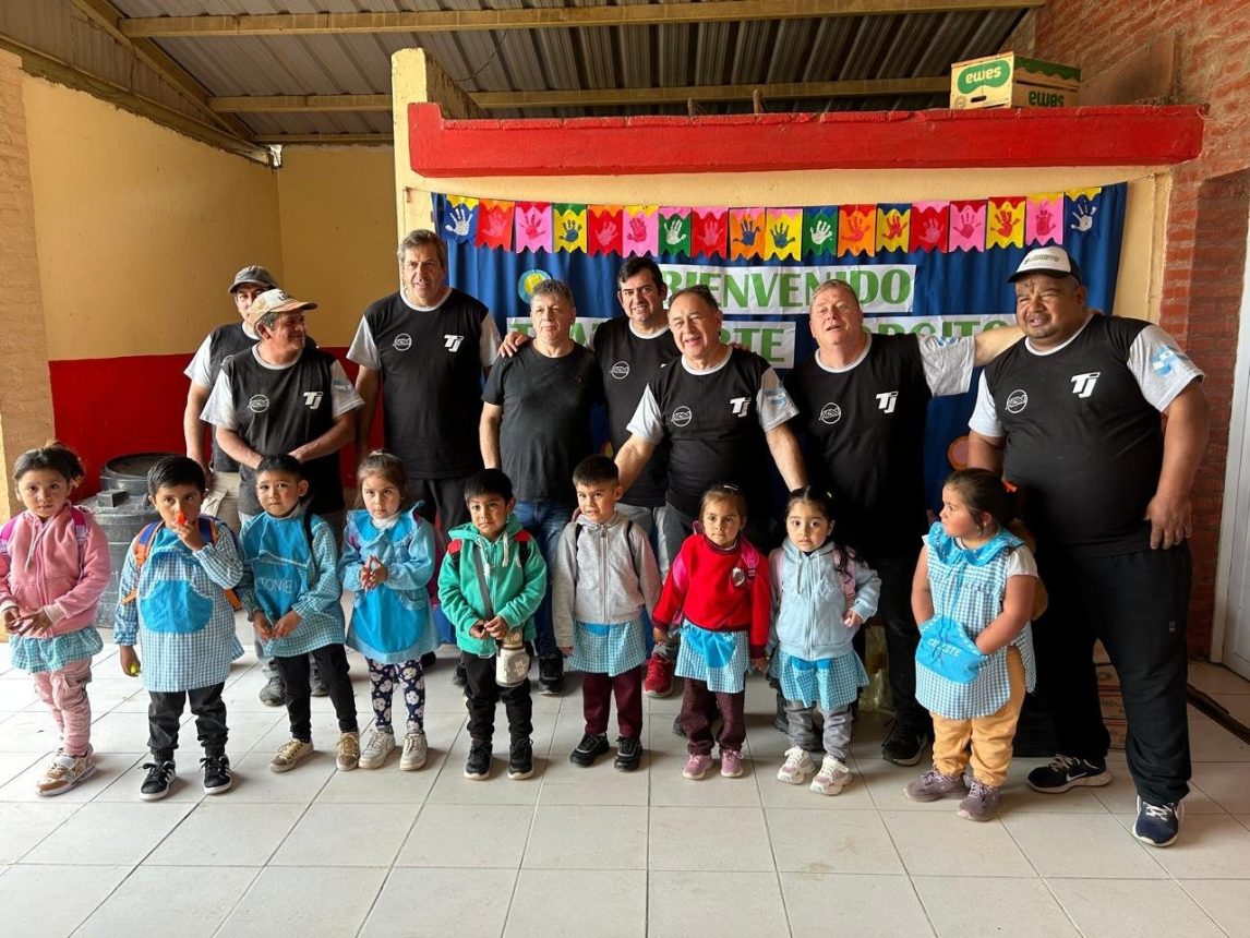 Una empresa de transporte que recorre el país con donaciones llegó a Icaño