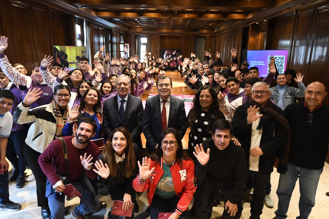 El gobernador Zamora y el Jefe de Gabinete recibieron a alumnos de Banda, Capital y Robles