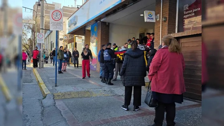 Un jubilado se descompensó tras horas de espera en el Pami y murió camino al hospital