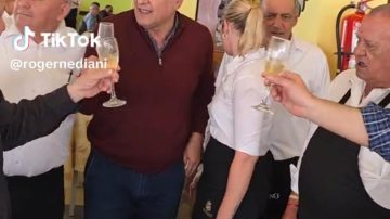 Nediani, brindando con champagne, disociado de la realidad