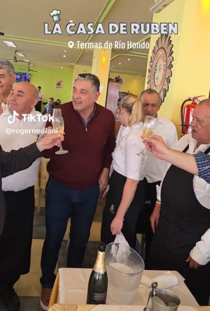 Nediani, brindando con champagne, disociado de la realidad