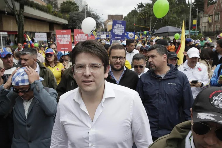 Colombia: Balearon al precandidato presidencial Miguel Uribe durante un acto
