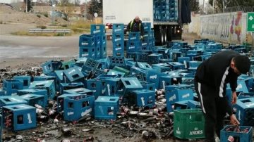 Un camión volcó 40 cajones de cervezas en el barrio Colón