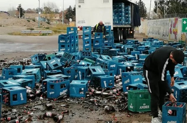 Un camión volcó 40 cajones de cervezas en el barrio Colón