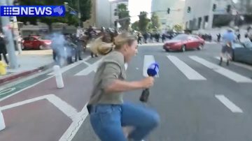 Video: Policía dispara y hiere con una bala de goma a una periodista durante protestas en Los Ángeles