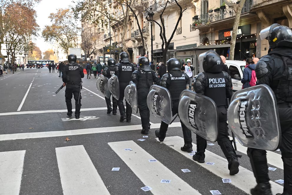 Por unos minutos, manifestantes acorralaron a la policía cerca del Congreso