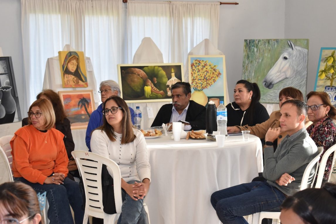 Fernández: Un café literario reunió a escritores, artistas y estudiantes