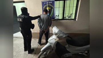 Un hombre robó una moto, lo atraparon y descubrieron que tenía pedidos de captura por varias causas