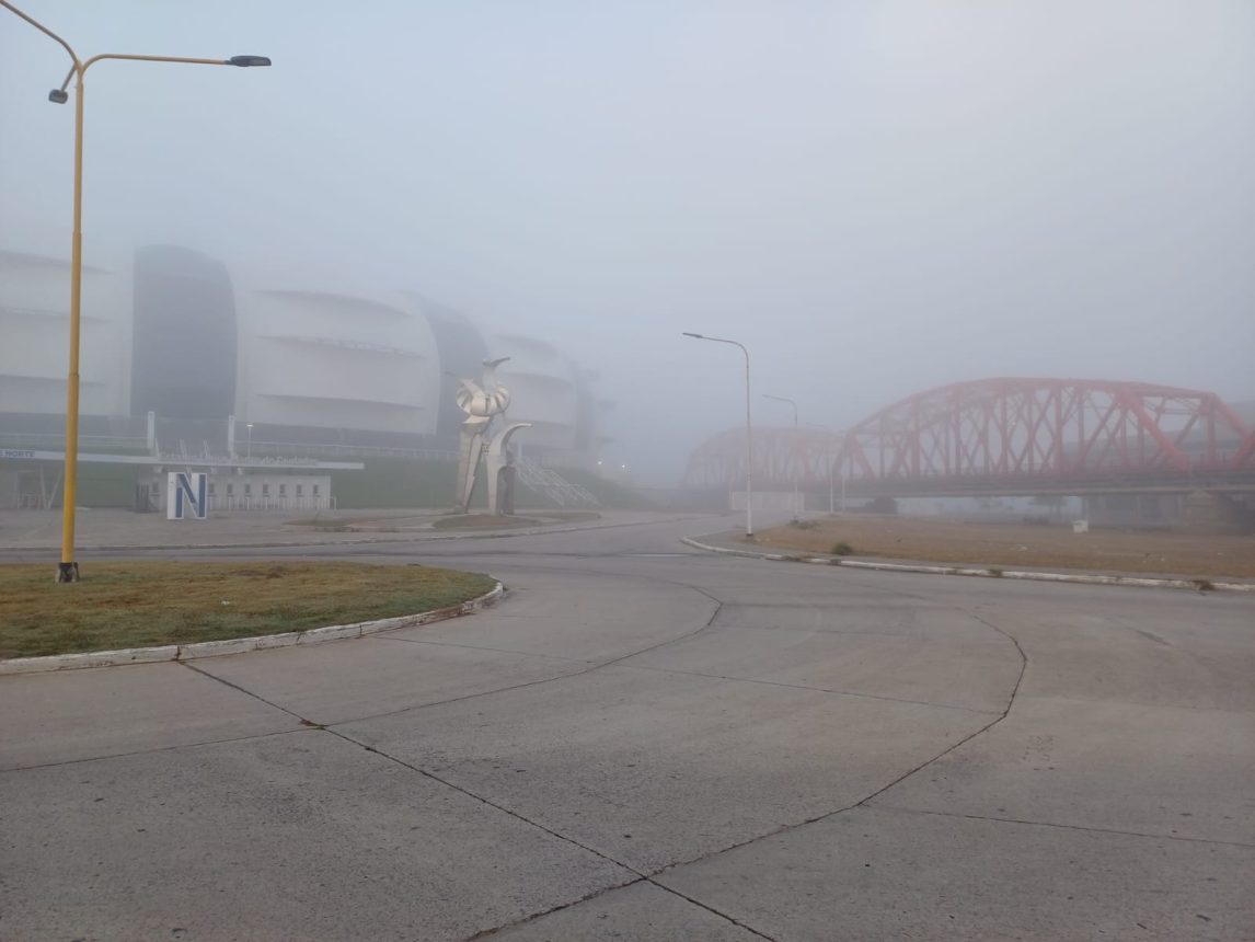 Una densa neblina redujo considerablemente la visibilidad en Santiago