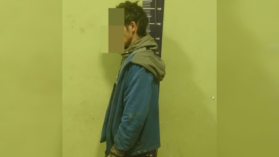 Con un cuchillo en cada mano, un adolescente amenazó de muerte a su madre