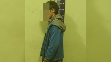 Con un cuchillo en cada mano, un adolescente amenazó de muerte a su madre