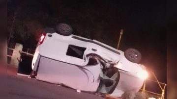 Perdió el control de su auto y de milagro no cayó en el Canal: quedó atrapado y presionando la bocina