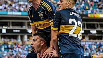 Video: el segundo gol de Boca llegó de cabeza a través de Battaglia