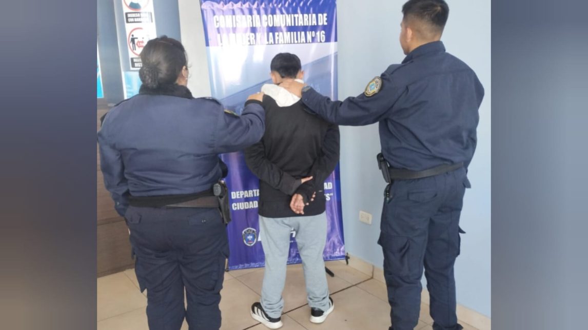 Fueron a allanar su casa para detenerlo: lo hallaron sentado en el cordón y se entregó