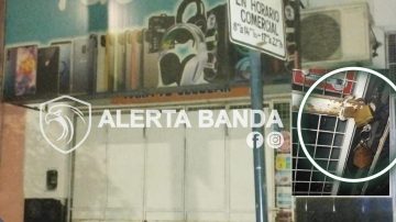 Tremendo descuido: cerró su local de celulares pero dejó las llaves puestas en el candado