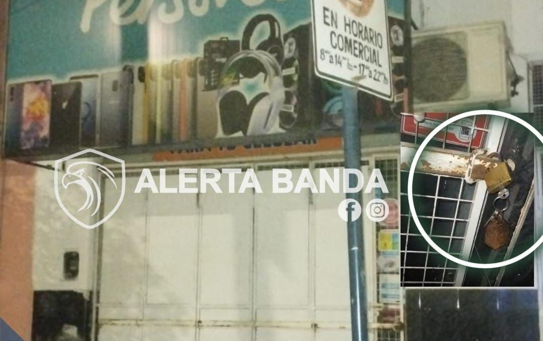 Tremendo descuido: cerró su local de celulares pero dejó las llaves puestas en el candado